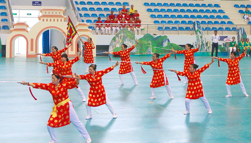 Hội viên Hội Người cao tuổi huyện Kiên Lương biểu diễn thể dục dưỡng sinh tại Hội thi văn nghệ thể thao người cao tuổi tỉnh. 